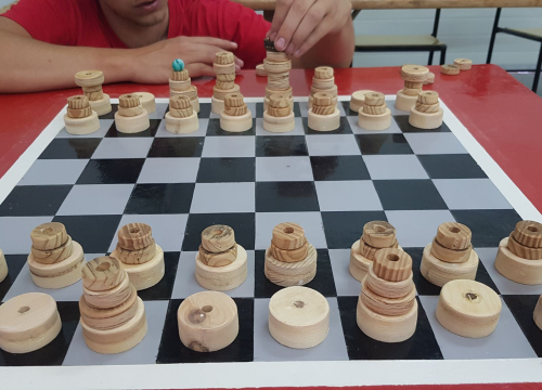 Fotografija 23 - Nikola i Mario svojim rukama izradili figure i ploču pa s mještanima zaigrali uz more