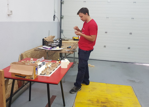 Fotografija 24 - Nikola i Mario svojim rukama izradili figure i ploču pa s mještanima zaigrali uz more