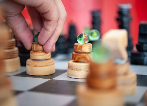 Fotografija 26 - Nikola i Mario svojim rukama izradili figure i ploču pa s mještanima zaigrali uz more