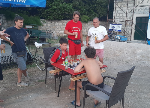 Fotografija 28 - Nikola i Mario svojim rukama izradili figure i ploču pa s mještanima zaigrali uz more