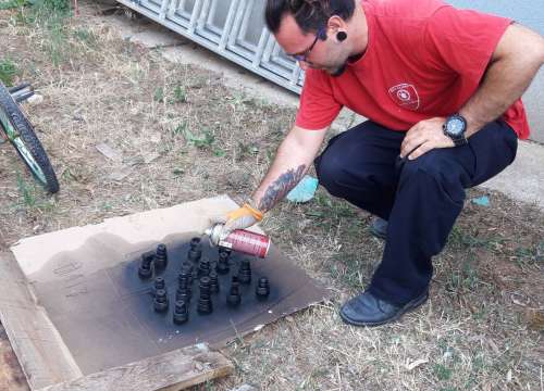 Fotografija 29 - Nikola i Mario svojim rukama izradili figure i ploču pa s mještanima zaigrali uz more