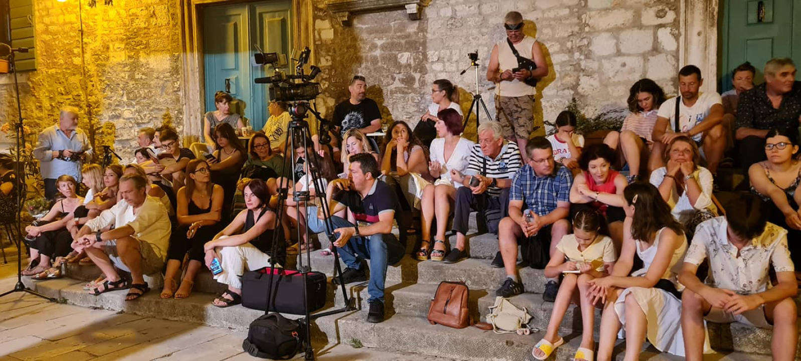 Na skalinama kod Muzeja slušao se Arsen: Gradski komorni orkestar svirao mu je za rođendan