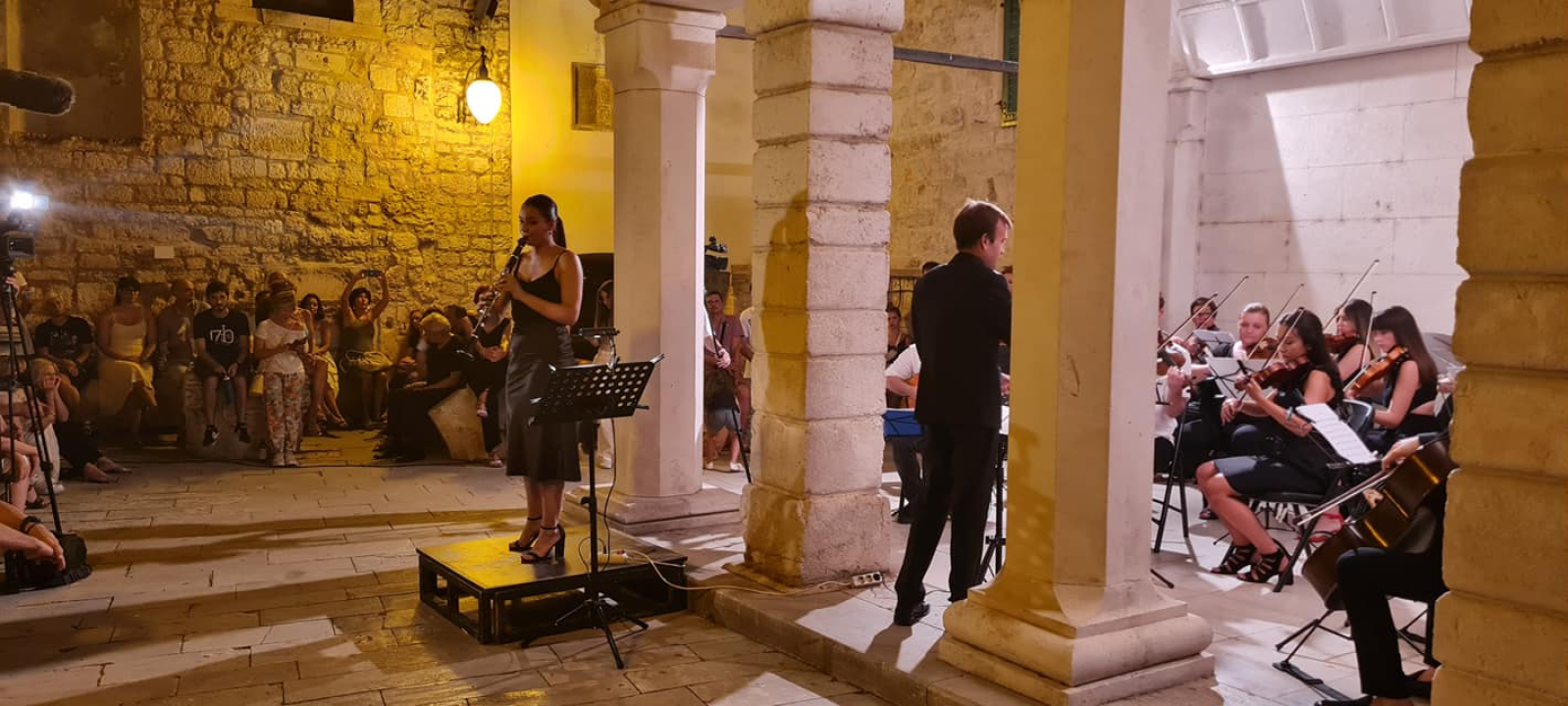 Na skalinama kod Muzeja slušao se Arsen: Gradski komorni orkestar svirao mu je za rođendan