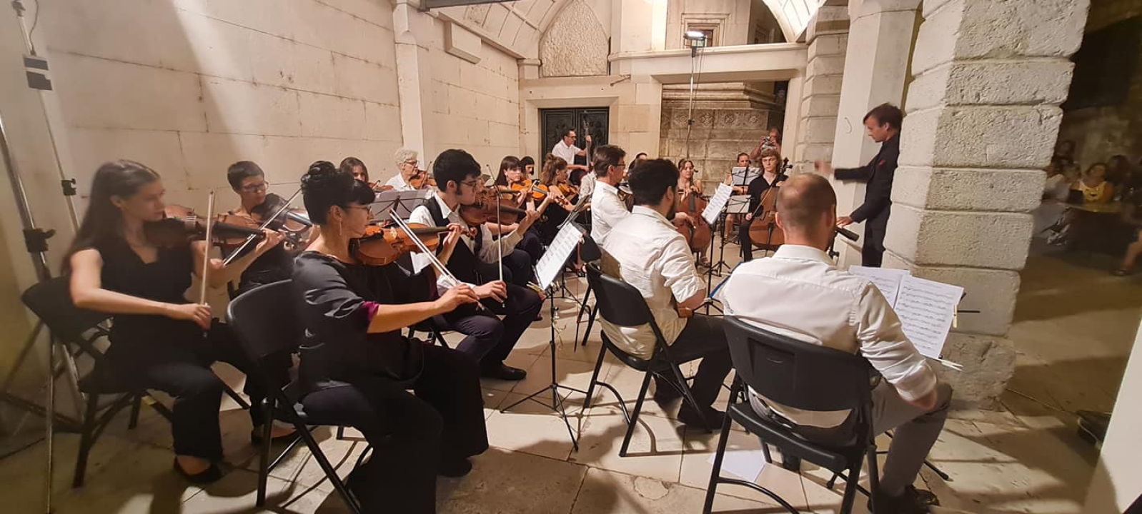 Na skalinama kod Muzeja slušao se Arsen: Gradski komorni orkestar svirao mu je za rođendan