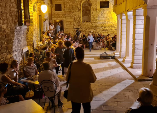 Fotografija 7 - Na skalinama kod Muzeja slušao se Arsen: Gradski komorni orkestar svirao mu je za rođendan