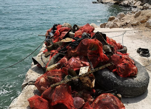 Fotografija 2 - Volonteri iz mora oko Krapnja izronili stotinjak vreća smeća i krupni otpad