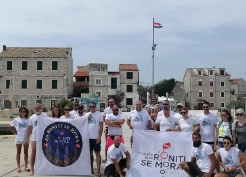 Fotografija 4 - Volonteri iz mora oko Krapnja izronili stotinjak vreća smeća i krupni otpad