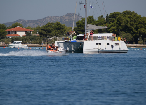 Bez dozvole i na ilegalno iznajmljenom vodenom skuteru udario u katamaran: Dvoje ozlijeđenih