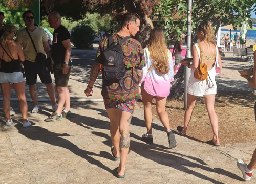 Fotografija 2 - Englezi nahrupili na ples u Tisno: U Gardenu puno toga izgleda kao prava, normalna sezona