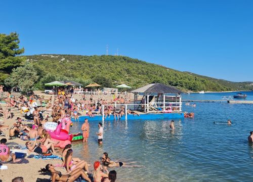 Fotografija 4 - Englezi nahrupili na ples u Tisno: U Gardenu puno toga izgleda kao prava, normalna sezona
