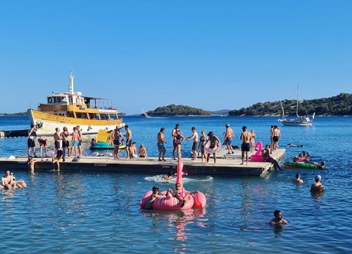 Fotografija 5 - Englezi nahrupili na ples u Tisno: U Gardenu puno toga izgleda kao prava, normalna sezona