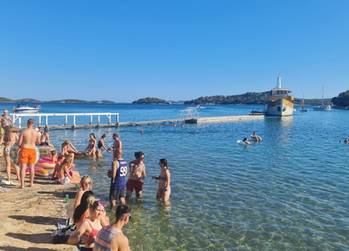 Fotografija 6 - Englezi nahrupili na ples u Tisno: U Gardenu puno toga izgleda kao prava, normalna sezona