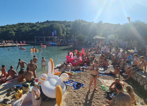 Fotografija 10 - Englezi nahrupili na ples u Tisno: U Gardenu puno toga izgleda kao prava, normalna sezona