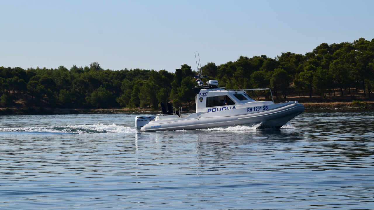 Djevojčica kojoj je u nesreći s jet-skijem u Marini poginula majka bori se za život