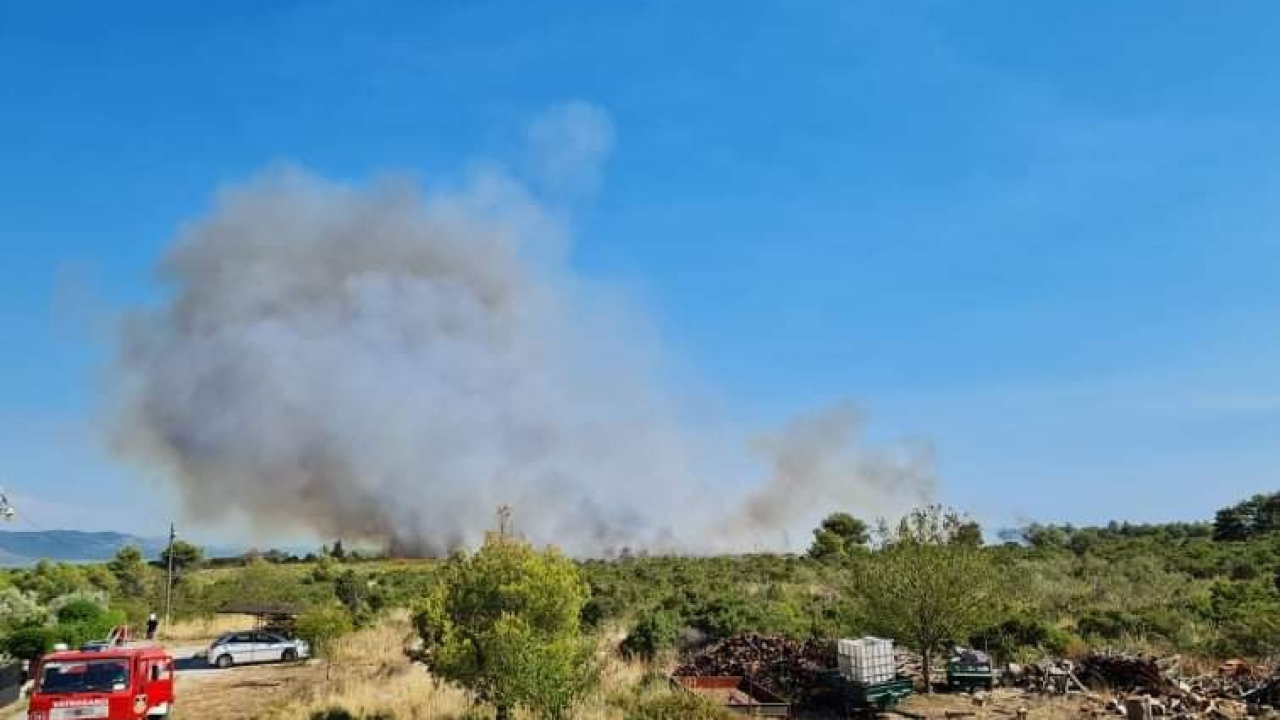 Požar kod Rogoznice zahvatio 12 hektara, vatrogasci spriječili širenje