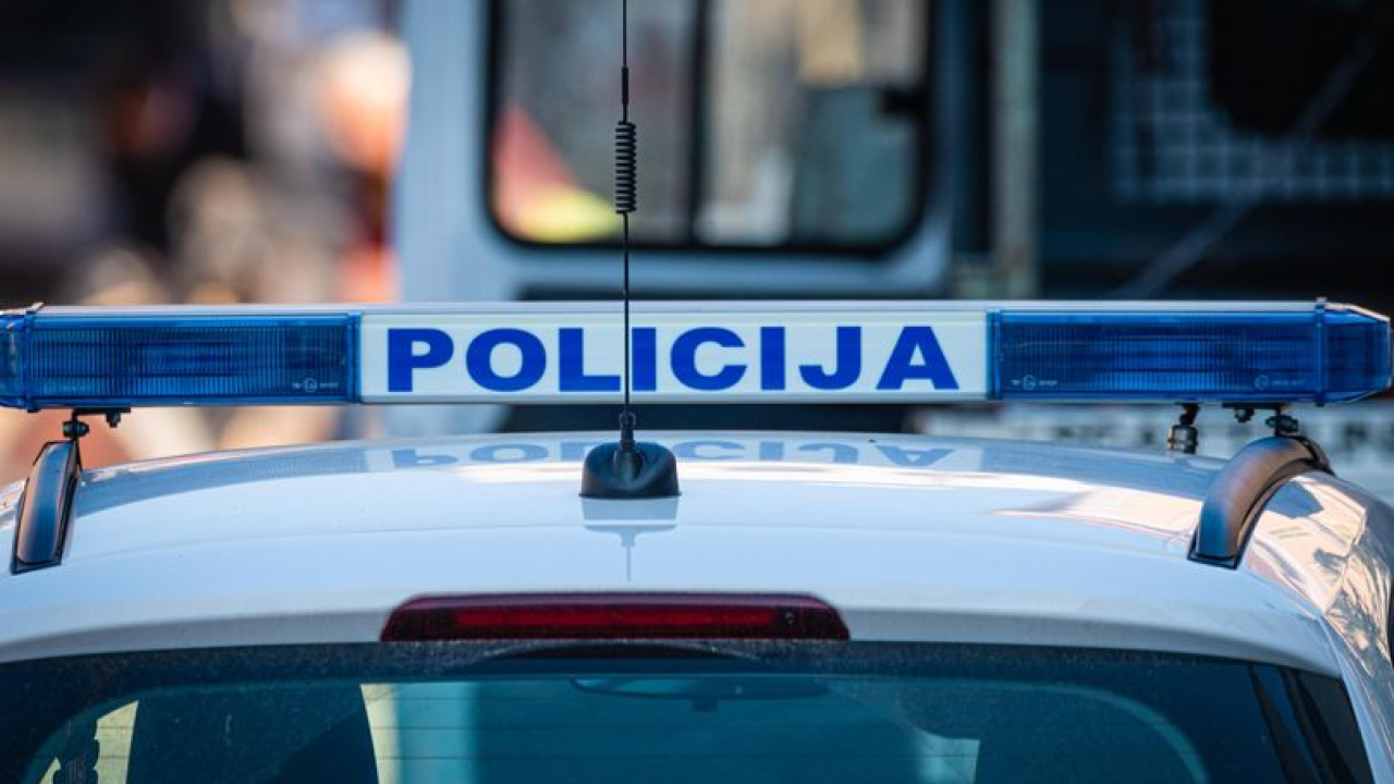 Kod Zatona auto sletio s ceste, kod Pakovog Sela sudarili se auto i kamion