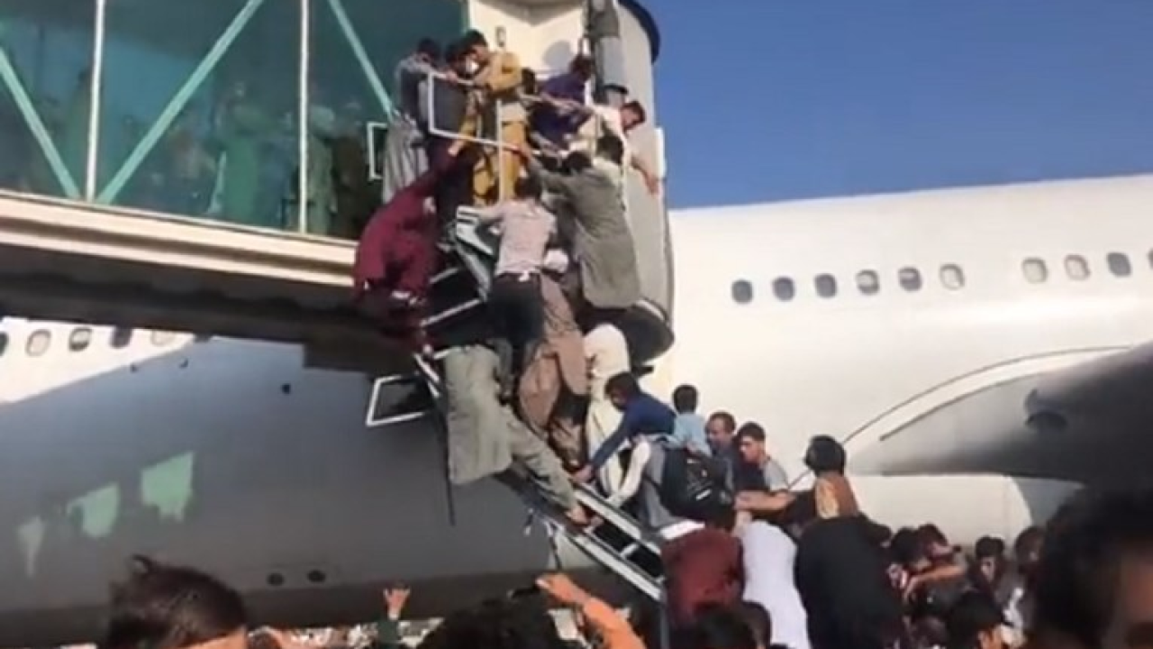 Kaos na kabulskom aerodromu: Talibani preuzeli glavni grad, ljudi bježe jedan preko drugoga, letovi otkazani