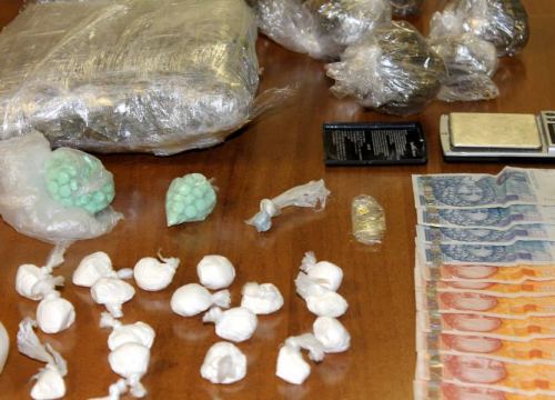 U Vodicama privedena dva tridesetogodišnjaka: Dilali su marihuanu, ecstasy, kokain, ketamin, LSD i speed