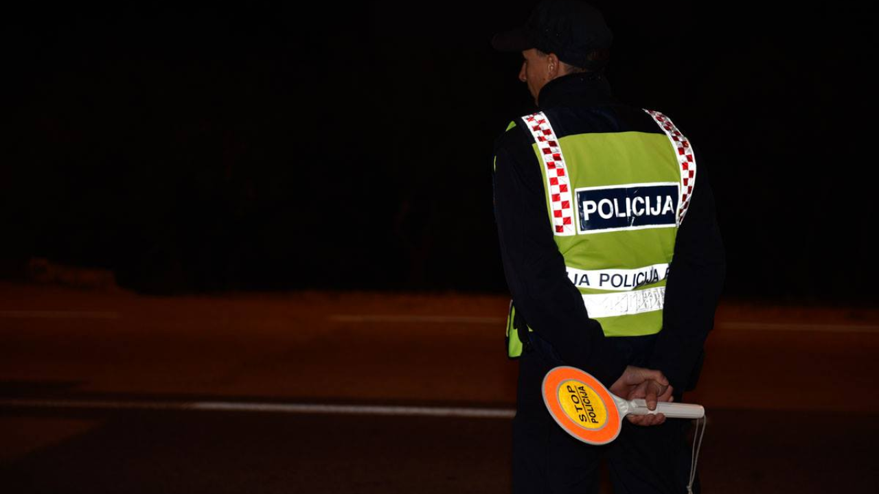 Vremešni lopov (72) u  Vodicama u tri sata u noći pokrao 50 godina mlađu ženu