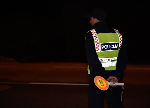 Vremešni lopov (72) u  Vodicama u tri sata u noći pokrao 50 godina mlađu ženu