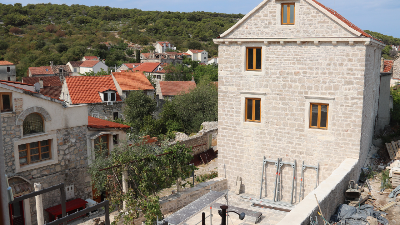 Još malo i gotov je Centar koralja na Zlarinu: Pogledajte kako su obnovljene kuće Šare i Kažerma