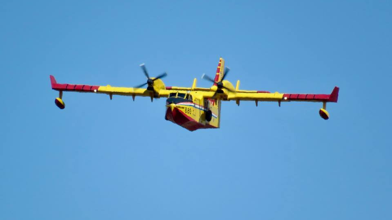 Kanaderi u počasnom preletu iznad Šibenika, Vodica i Tisnog odaju počast kolegama stradalima u Kornatskoj tragediji