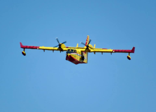 Kanaderi u počasnom preletu iznad Šibenika, Vodica i Tisnog odaju počast kolegama stradalima u Kornatskoj tragediji