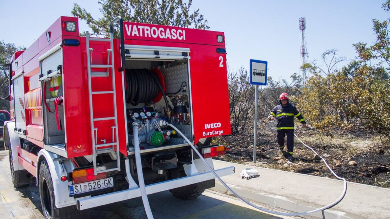 Vatrogasci jučer intervenirali na četiri požara u županiji: Gorjelo u Rogoznici i na tri mjesta u zaleđu