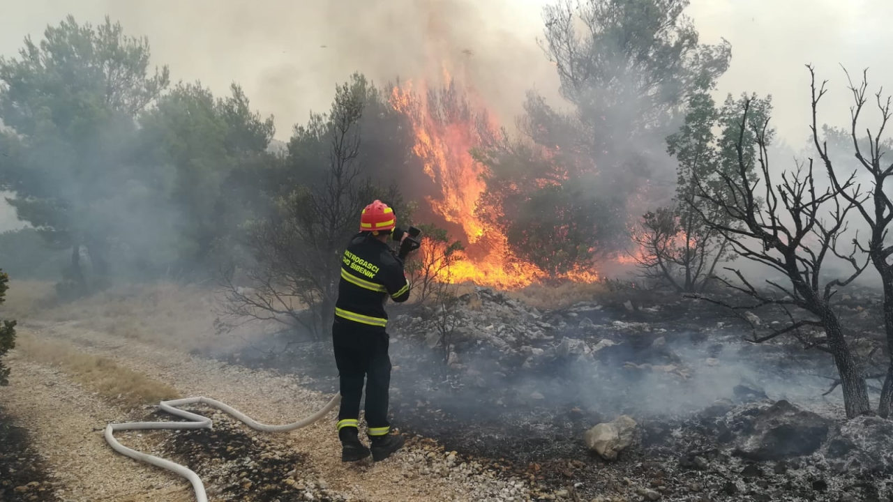 U zaleđu županije gorjelo na četiri mjesta: S požarom kod Kistanja vatrogasci se borili skoro pet sati
