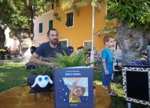 Fotografija 4 - Ivan Burić na travnjaku Azimuta otkrio kako je priča za laku noć postala slikovnica 'Toma u svemiru'