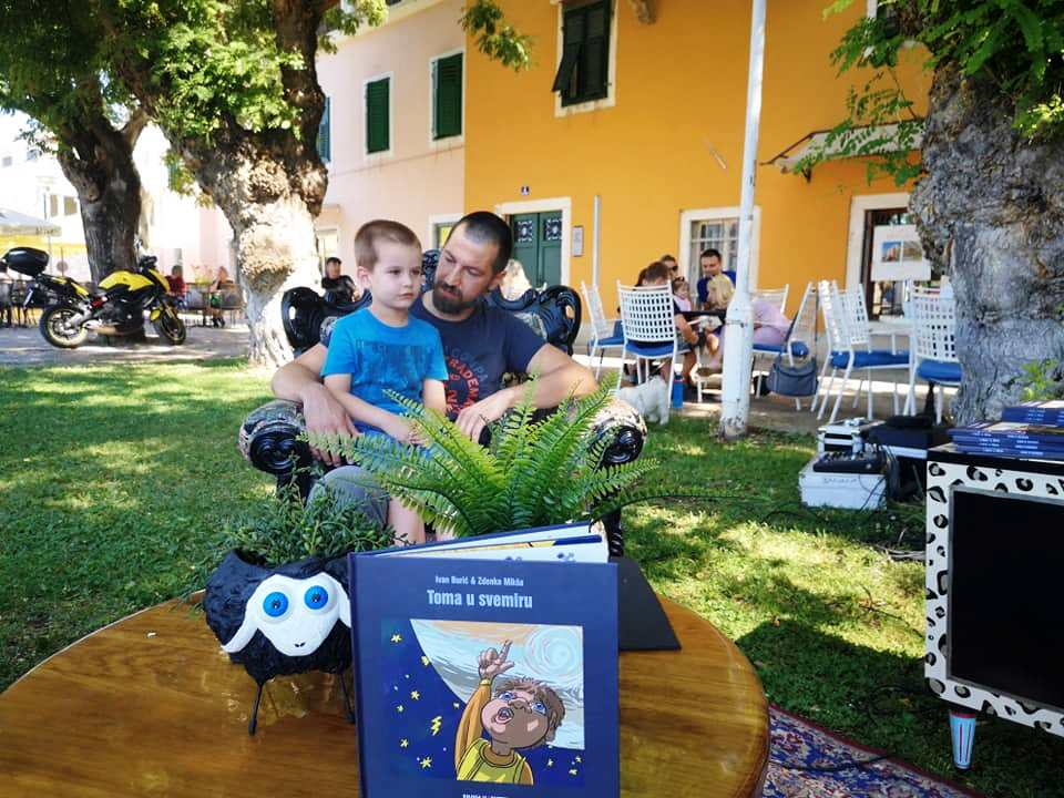 Ivan Burić na travnjaku Azimuta otkrio kako je priča za laku noć postala slikovnica 'Toma u svemiru'