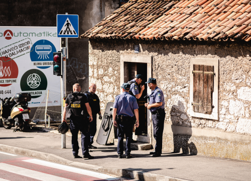 Fotografija 10 - Razbojništvo u ljekarni kod Kronjinog magazina: Nema ozlijeđenih, razbojnik uhićen u blizini