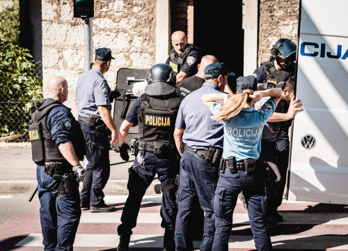 Fotografija 17 - Razbojništvo u ljekarni kod Kronjinog magazina: Nema ozlijeđenih, razbojnik uhićen u blizini