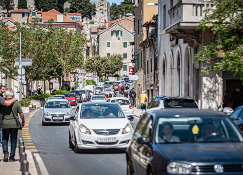 Prošli tjedan na šibenskim cestama 18 prometnih: Policija zaustavila pijanog vozača Mercedesa, kaznu dobio i pijani biciklist
