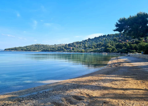 Seksualno uznemiravanje na Murteru: Dok se sunčala, muškarac legao blizu žene, skinuo se i počeo masturbirati