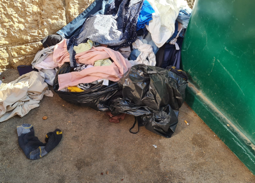 Fotografija 3 - Stara roba kipi iz kontejnera po Šibeniku: Tekstilna industrija je ogroman problem u cijelom svijetu