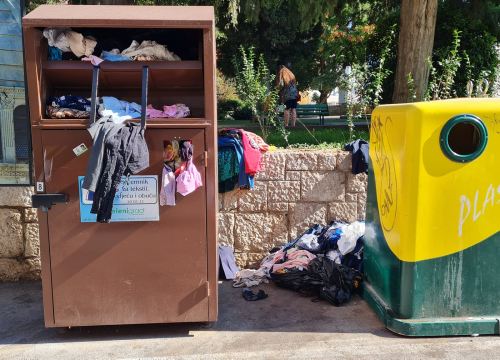 Fotografija 1 - Stara roba kipi iz kontejnera po Šibeniku: Tekstilna industrija je ogroman problem u cijelom svijetu