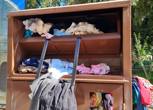 Fotografija 4 - Stara roba kipi iz kontejnera po Šibeniku: Tekstilna industrija je ogroman problem u cijelom svijetu