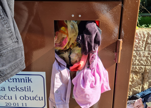 Fotografija 5 - Stara roba kipi iz kontejnera po Šibeniku: Tekstilna industrija je ogroman problem u cijelom svijetu