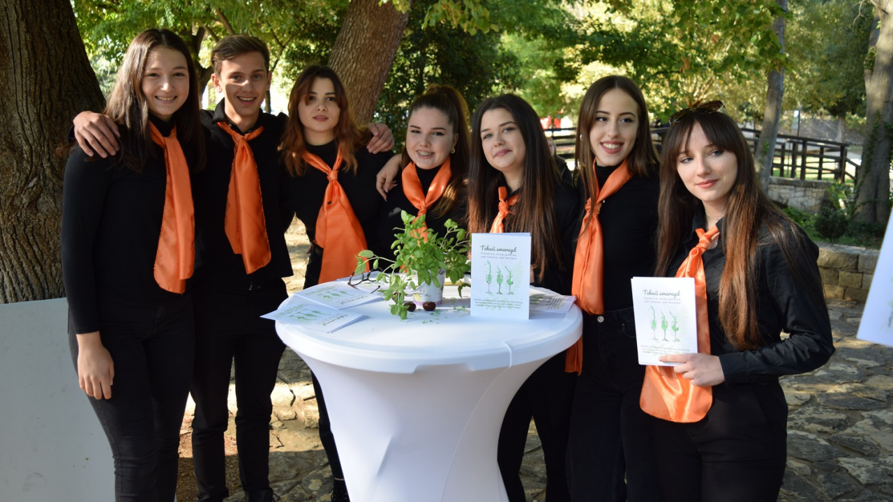 Šibenski srednjoškolci na Skradinskom buku predstavili koktel 'Tekući smaragd'