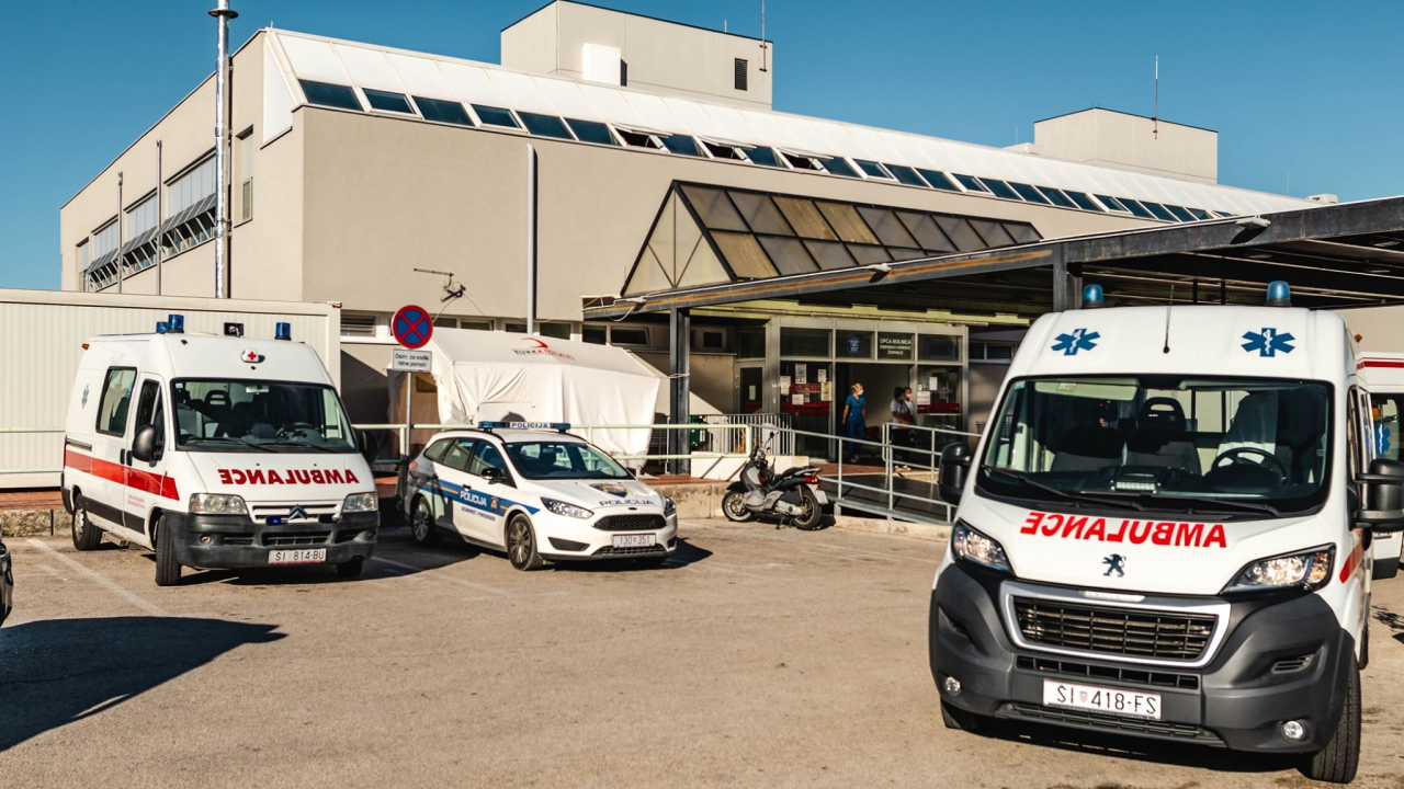 Mladić u Šibeniku teško ozlijeđen u padu s motora, prevezen u bolnicu na liječničku obradu