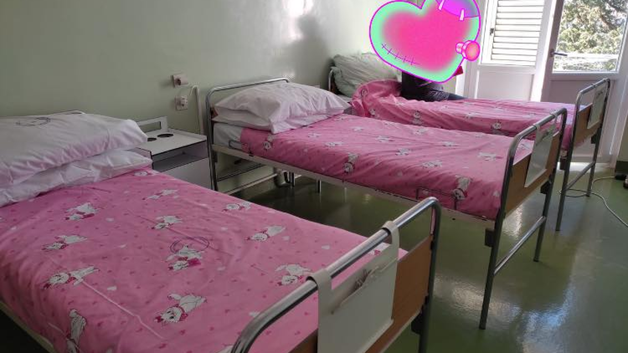 Šibenska ginekologija sada izgleda puno veselije: Stigla nova posteljina kupljena u humanitarnoj akciji dvije Tee