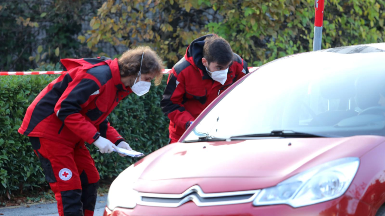 Preminula covid pozitivna beba rođena prije samo 23 dana, doktori su je bezuspješno oživljavali na parkiralištu