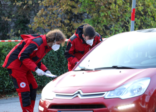 Preminula covid pozitivna beba rođena prije samo 23 dana, doktori su je bezuspješno oživljavali na parkiralištu