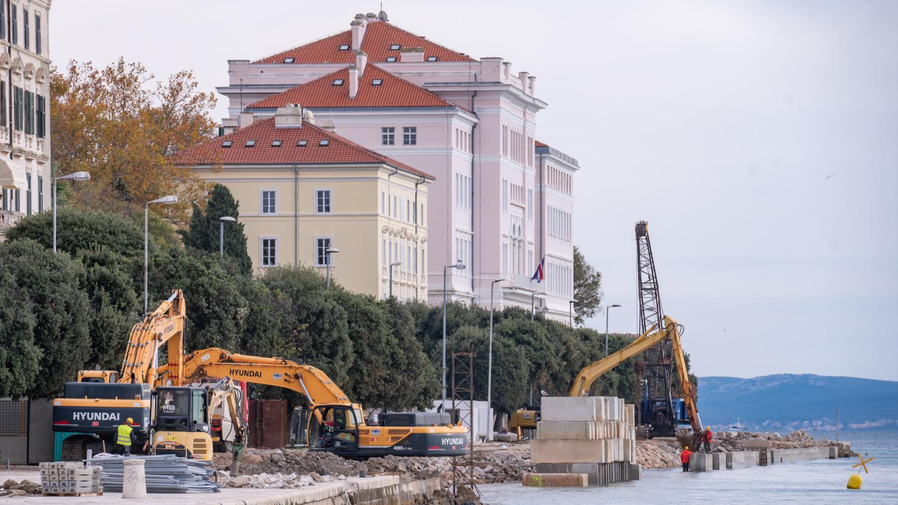 Zadarska riva kompletno se obnavlja, pogledajte nevjerojatne snimke raskopane obale iz zraka