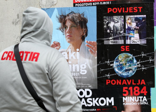 Fotografija 2 - 'Mic po mic Auschwitz': Plakati osvanuli po Šibeniku, netko je mislio da je dobra ideja izjednačiti protivnike mjera sa stradavanjem Židova