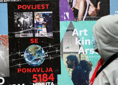 Fotografija 3 - 'Mic po mic Auschwitz': Plakati osvanuli po Šibeniku, netko je mislio da je dobra ideja izjednačiti protivnike mjera sa stradavanjem Židova
