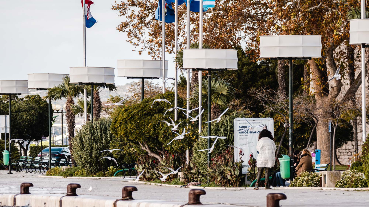 Radovi na novoj rasvjeti na šibenskoj rivi trebali su već biti gotovi, a još nisu ni počeli: Doznali smo gdje je zapelo