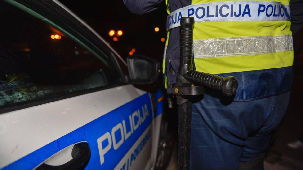 'Bomba' na cesti: Pijan bez položenog vozačkog vozio auto kojem je istekla prometna, policija ga zaustavila kod Pirovca