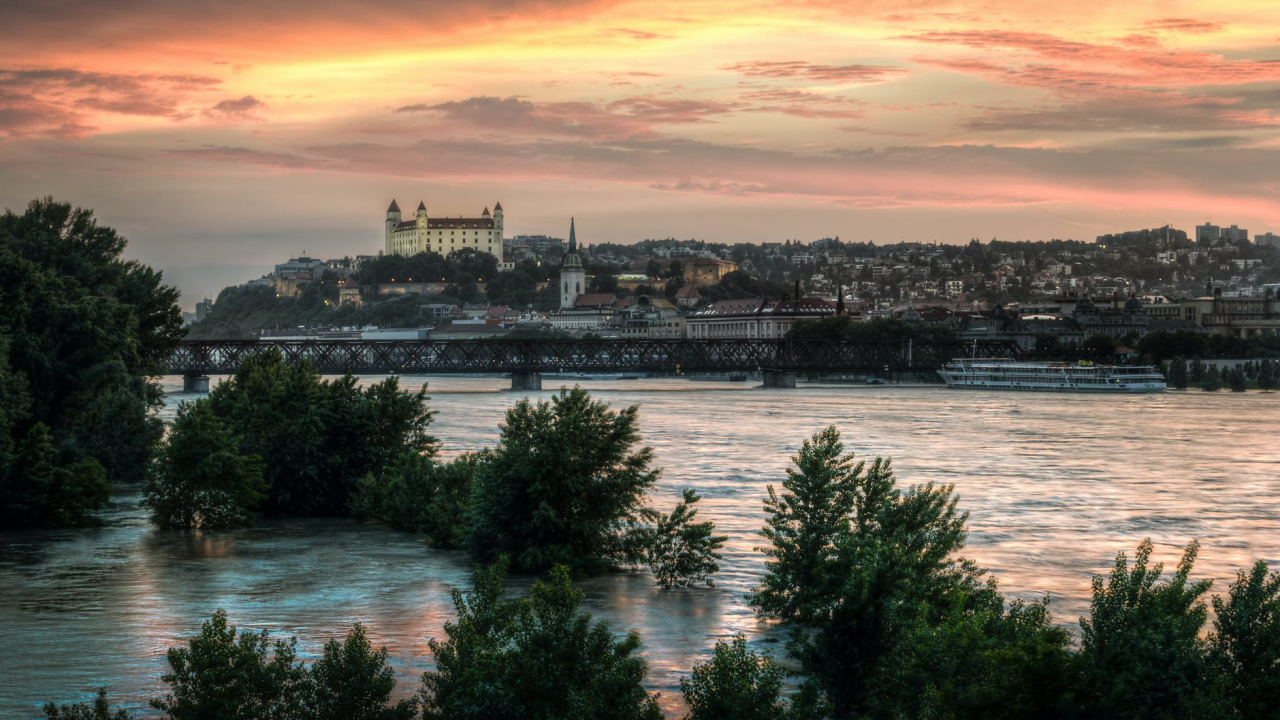 Slovačka u lockdownu, Češka pooštrava mjere da bi ga izbjegla